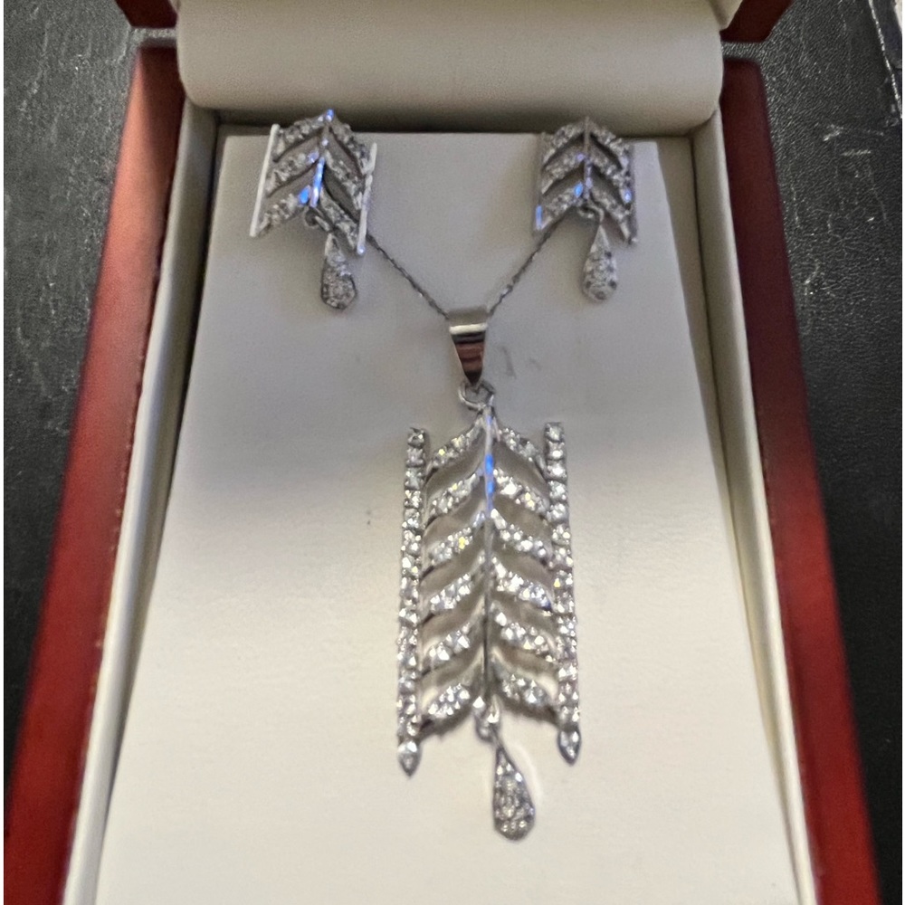 Silver and crystal necklace set